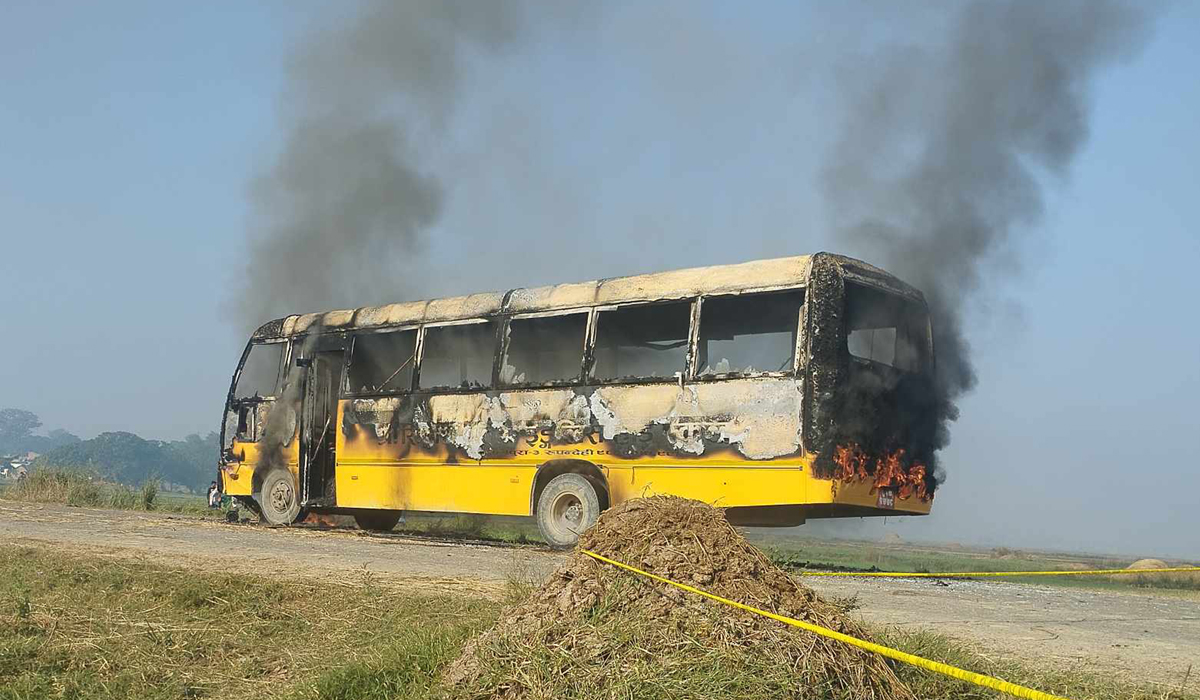 स्कुल बसको ठक्करबाट दुई जनाको मृत्यु, आक्रोशित स्थानीयले जलाए बस